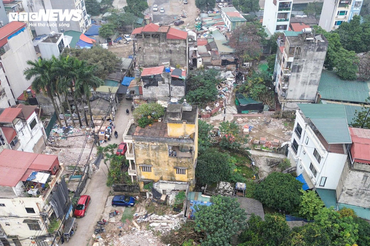 Một số người dân sinh sống tại ngõ 201 Cầu Giấy cho biết, trước đây tuyến ngõ thường xuyên ngập úng mỗi khi mưa lớn, môi trường nhếch nhác do rác thải bị vứt bừa bãi.