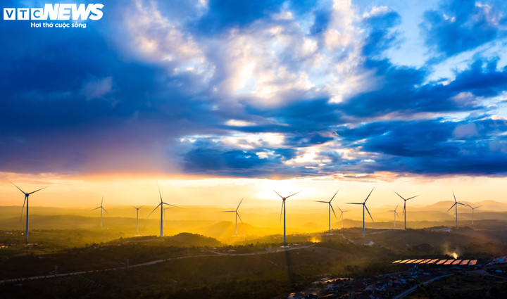 Nhà máy điện gió này không chỉ đóng góp sản lượng điện khổng lồ cho quốc gia mà còn tạo nên một kỳ quan nhân tạo tuyệt đẹp khi hoàng hôn buông xuống.