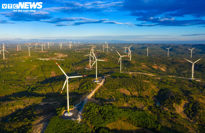 Mặt trời dần lún xuống sau những triền đồi. Bóng turbine đổ dài, kéo lê trên thảm cỏ, cắt qua những con đường nội bộ còn vương bụi đỏ. Những bóng ấy đan chéo, giao nhau, như những dòng thời gian chồng lên hiện tại: quá khứ của rẫy nương, hiện tại của công trường, và tương lai của năng lượng sạch. Ở khoảnh khắc ấy, Ea Nam không còn là một công trình, nó trở thành cảnh quan của tư duy.