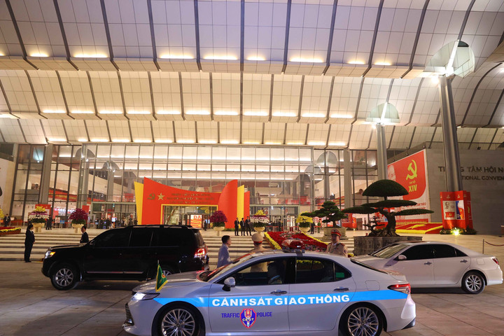 Lực lượng Cảnh sát giao thông làm nhiệm vụ tại khu vực trước sảnh chính Trung tâm Hội nghị Quốc gia. (Ảnh: TTXVN)