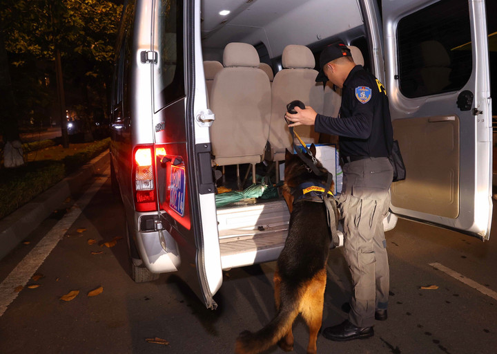 Lực lượng an ninh kiểm tra toàn bộ các phương tiện vào Trung tâm Hội nghị Quốc gia. (Ảnh: TTXVN)