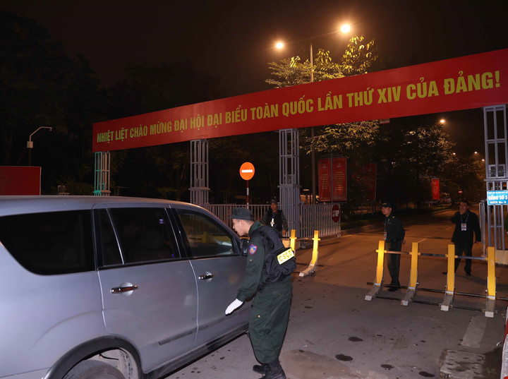 Kiểm tra an ninh xe vào Trung tâm Hội nghị Quốc gia. (Ảnh: TTXVN)