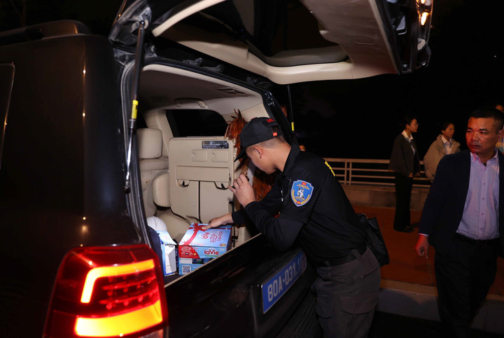 Lực lượng an ninh kiểm tra toàn bộ các phương tiện vào Trung tâm Hội nghị Quốc gia. (Ảnh: TTXVN)