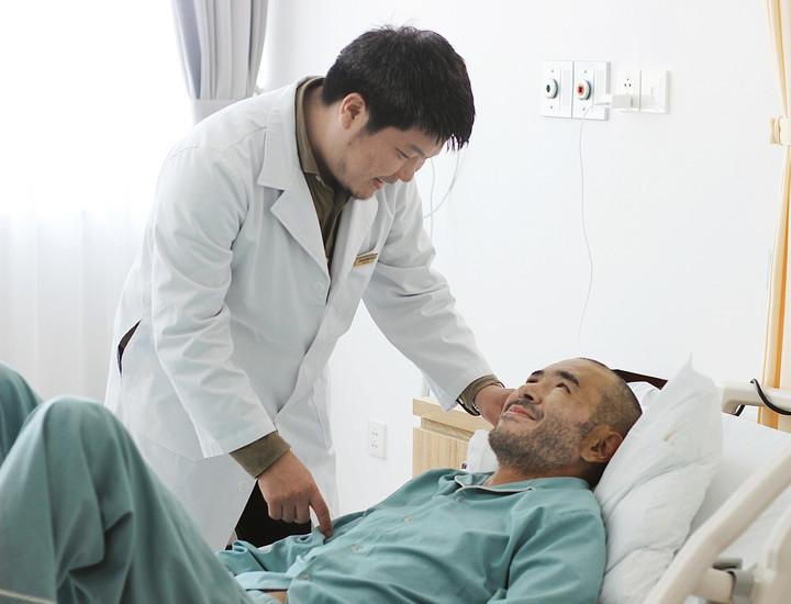 ThS.BS Hoàng Nguyễn Nhật Tân khám cho người bệnh. Nam du khách không xuất hiện các khiếm khuyết thần kinh nặng nề thường gặp sau chấn thương sọ não nghiêm trọng.