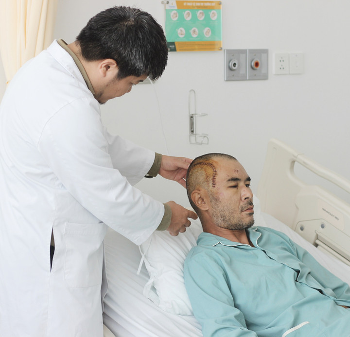 Bác sĩ Tân kiểm tra tình trạng vết mổ cho bệnh nhân.