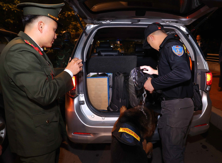 Lực lượng an ninh kiểm tra toàn bộ các phương tiện vào Trung tâm Hội nghị Quốc gia. (Ảnh: TTXVN)