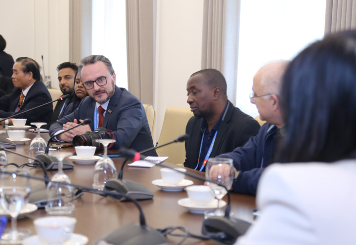 Các phóng viên trao đổi trong cuộc gặp gỡ.