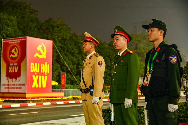 Từ 4h30 ngày 19/1, các lực lượng Công an Thủ đô có mặt, triển khai đội hình ở các điểm theo phương án tổng thể bảo vệ an ninh, an toàn Đại hội Đảng lần thứ XIV.