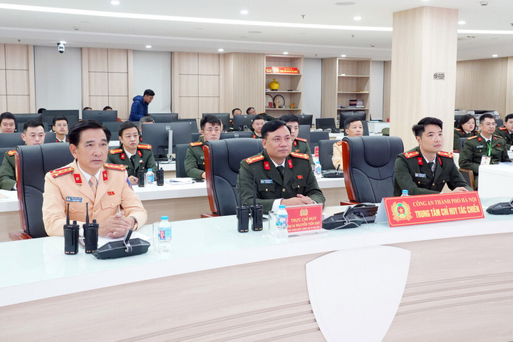 Đại tá Nguyễn Tiến Đạt, Phó Giám đốc Công an TP Hà Nội trực tiếp chỉ đạo công tác đảm bảo an ninh trật tự phục vụ Đại hội Đảng tại Trung tâm chỉ huy Công an thành phố.