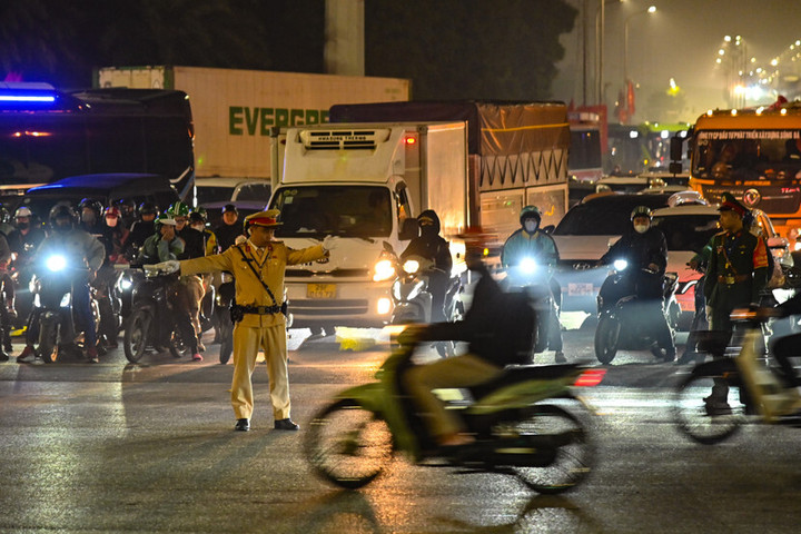 Công tác phân luồng giao thông được thực hiện từ rất sớm, lực lượng Cảnh sát giao thông chủ động phân luồng đảm bảo giao thông cho các tuyến đường mà đoàn xe ưu tiên đi qua