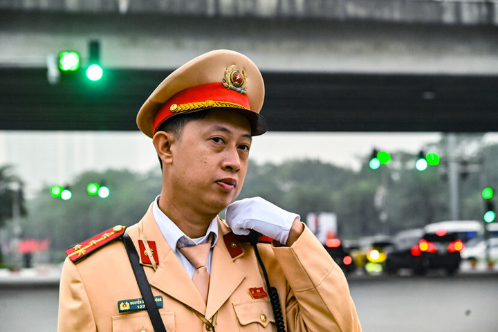 Đặc biệt, qua hệ thống camera AI, Công an TP Hà Nôi cũng kích hoạt "làn sóng xanh", tín hiệu đèn xanh cả trục đường ưu tiên đoàn xe đón dẫn các đại biểu dự Đại hội Đảng toàn quốc lần thứ XIV.