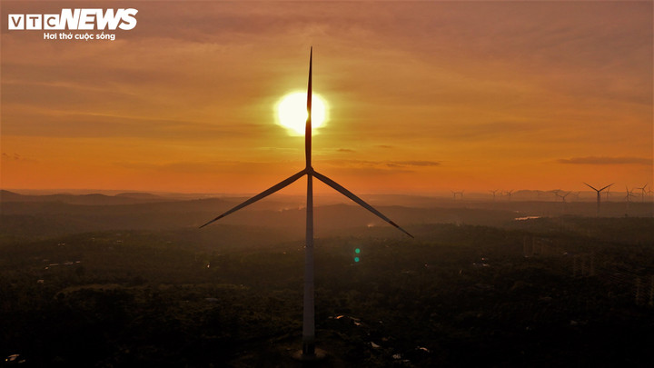 Mặt trời khi ấy như một đốm lửa lơ lửng trên cao nguyên Đắk Lắk, nhuộm bầu trời bằng những lớp màu chồng lên nhau: đỏ thẫm, cam cháy, tím sẫm rồi tan dần vào xanh thẫm của đêm sắp tới.