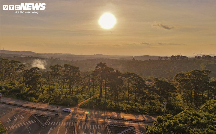 Đứng giữa Ea Nam lúc hoàng hôn, con người dễ rơi vào một trạng thái lạ lùng: vừa được an ủi, vừa bị choáng ngợp. Choáng ngợp vì quy mô của sự tĩnh lặng.