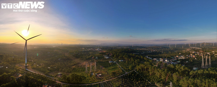 Mỗi vòng quay chậm của cánh turbine như một lời hứa thầm lặng: ánh sáng của đêm nay sẽ đến từ gió của buổi chiều này.