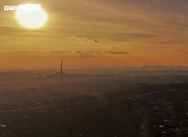 Hàng chục turbine trải dài trên các sườn đồi, nối nhau đến tận chân trời, từ xa, chúng giống những vũ công đang đồng diễn trong một bản ballet chậm giữa đất trời khi hoàng hôn dần tắt nắng, không cần khán giả, chỉ cần gió làm nhạc trưởng.