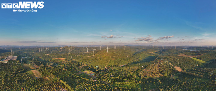 Đắk Lắk hôm nay không chỉ được biết đến là nơi có bãi biển thơ mộng hay những rẫy cà phê bạt ngàn, mà còn được biết đến là một trong những "thủ phủ năng lượng tái tạo" lớn của cả nước.