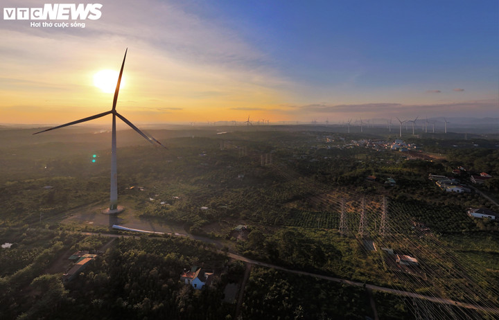 Khi mặt trời lặng lẽ trôi ngang những cánh quạt khổng lồ, cánh đồng điện gió Ea Nam hiện lên vừa hùng vĩ vừa dịu dàng, như một khoảnh khắc dành tặng người dừng lại ngắm nhìn.