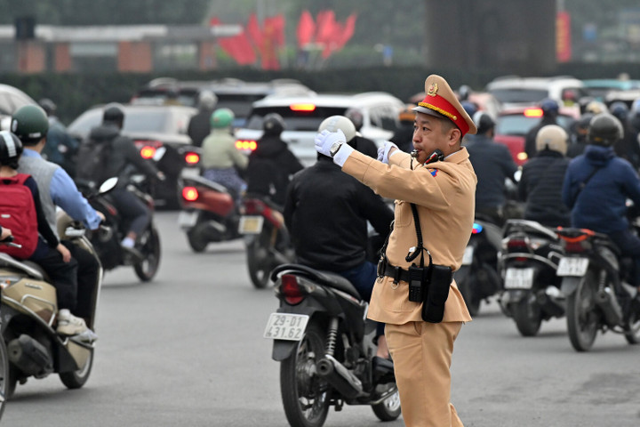 Sau khi đoàn xe đưa các đại biểu vào Trung tâm hội nghị Quốc gia, các lực lượng Công an Thủ đô tập trung phân luồng, giảm thiểu ùn tắc giao thông.
