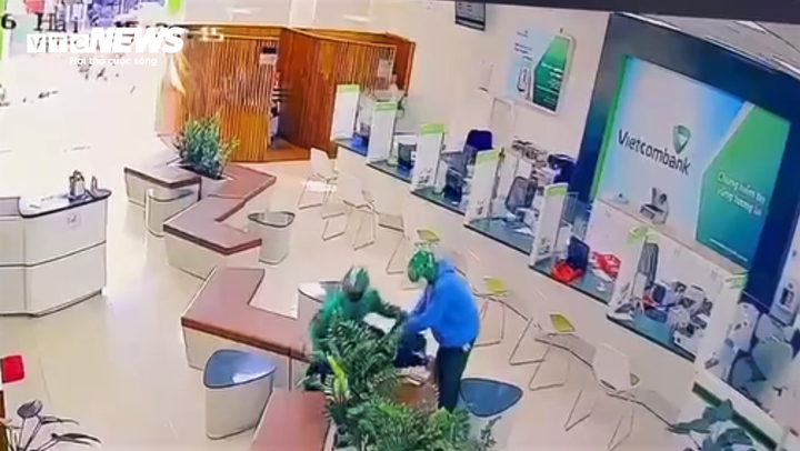 Thông tin ban đầu, khoảng 15h28, hai người đàn ông mặc trang phục lái xe ôm công nghệ, bịt mặt, cầm hai vật màu đen nghi là súng lục lao vào Ngân hàng Vietcombank chi nhánh Hội Phú uy hiếp, đuổi những người có mặt tại ngân hàng ra ngoài.