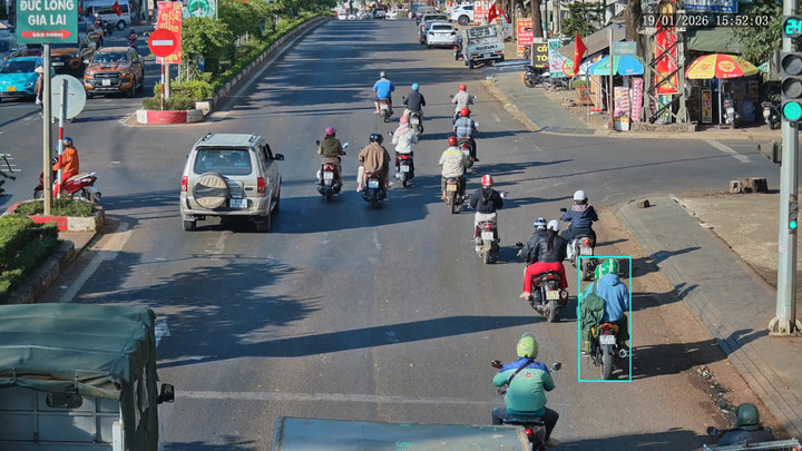 Hai kẻ cướp đi trên đường phố ở Gia Lai.