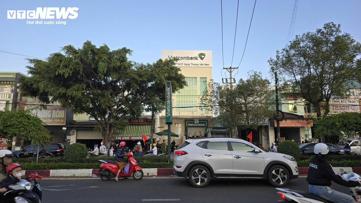 Vụ việc thu hút người dân tập trung theo dõi.