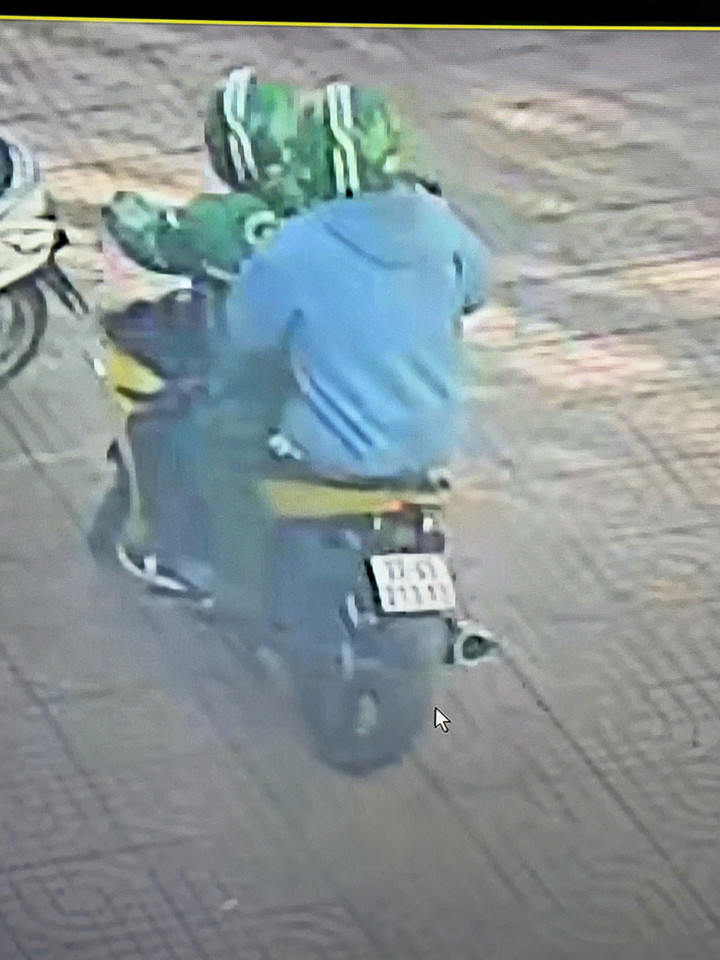 2 kẻ cướp ngân hàng đội mũ bảo hiểm của một hãng xe công nghệ.