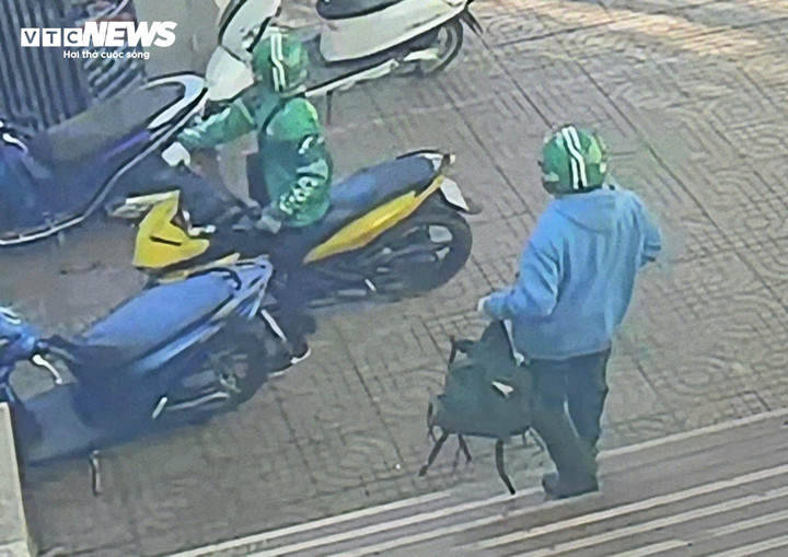 Sau đó, 2 kẻ này cầm một chiếc túi ra lấy chiếc xe máy màu vàng để tẩu thoát.