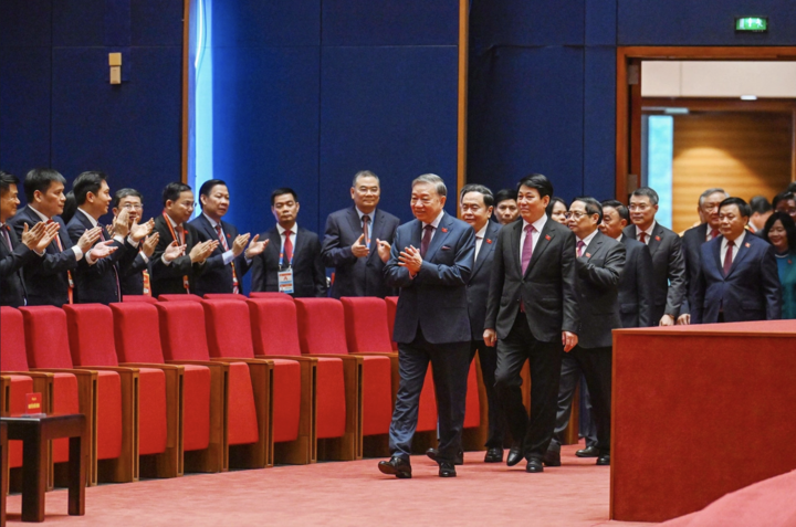 Đại biểu chào mừng Tổng Bí thư Tô Lâm, Chủ tịch nước Lương Cường, Thủ tướng Phạm Minh Chính, Chủ tịch Quốc hội Trần Thanh Mẫn cùng lãnh đạo Đảng, Nhà nước đến dự phiên họp trù bị Đại hội XIV. (Ảnh: TTXVN)