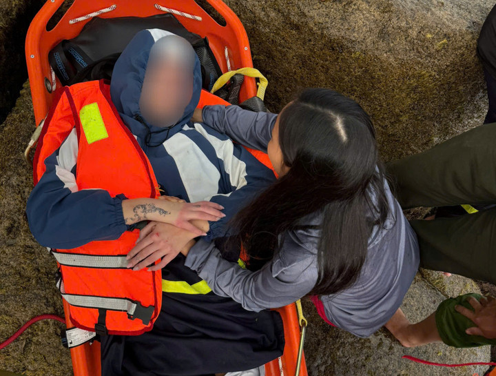 1 du khách được chuyển đến Trung tâm Y tế để điều trị.