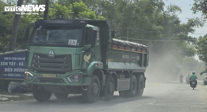 Tỉnh lộ 607B nát như tương sau thời gian oằn mình "gánh" xe tải trọng lớn.