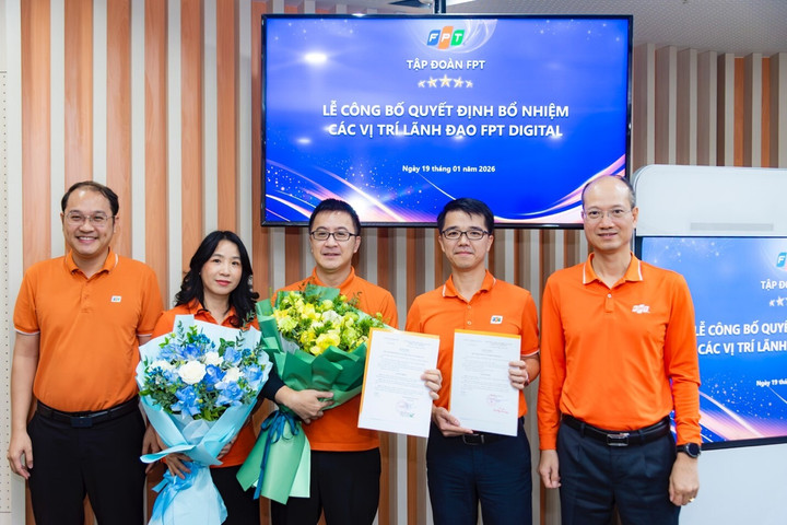 Ông Trần Huy Bảo Giang (giữa) và ông Lê Hùng Cường trong lễ công bố.