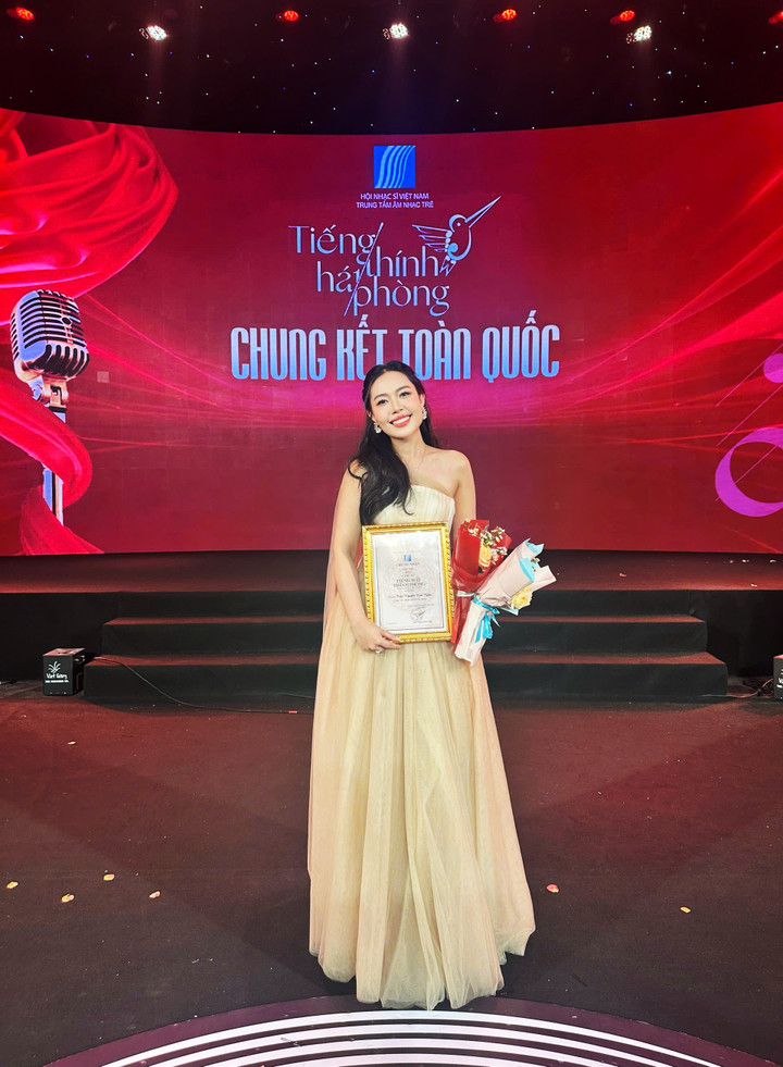 Kim Ngân tốt nghiệp xuất sắc chuyên ngành thanh nhạc ở Nga.