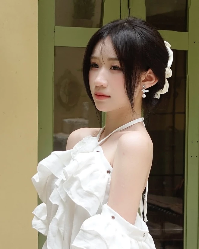 Hoàng Lan Anh sinh năm 2004, bằng tuổi bạn trai, thuộc thế hệ Z. Cô được nhiều khán giả trẻ yêu thích nhờ ngoại hình xinh xắn, gương mặt sáng và phong cách trẻ trung.