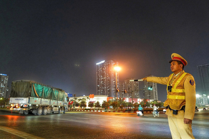 Lực lượng Cảnh sát giao thông tổ chức phân luồng giao thông phục vụ Đại hội XIV.