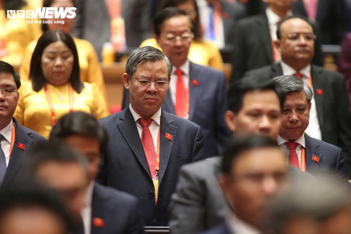 Đại hội dành một phút mặc niệm cố Tổng Bí thư Nguyễn Phú Trọng và các Ủy viên Trung ương Đảng đã mất trong nhiệm kỳ Đại hội XIII.