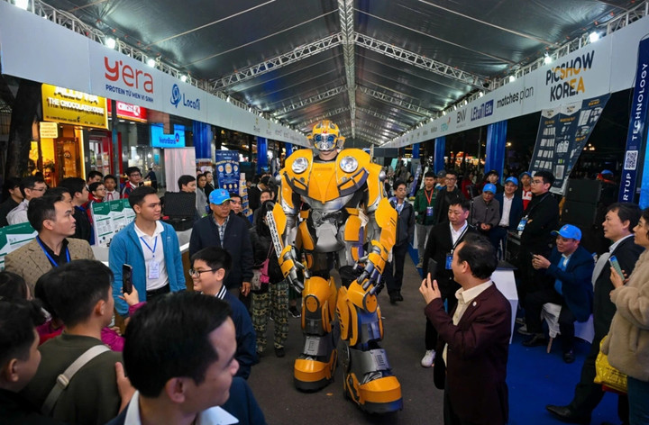 Khu vực trải nghiệm công nghệ tại Techfest 2025 được đặt ngay trên phố đi bộ Hồ Gươm, thu hút đông đảo lượt khách ghé thăm. (Ảnh: Giang Huy)