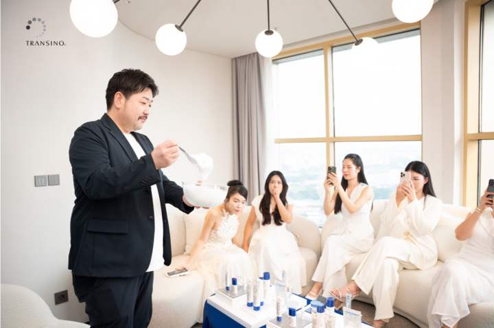Transino Vietnam thường xuyên tổ chức các buổi tư vấn, giúp khách hàng có cơ hội tìm hiểu sâu rõ hơn về các sản phẩm, phương pháp chăm sóc da an toàn.