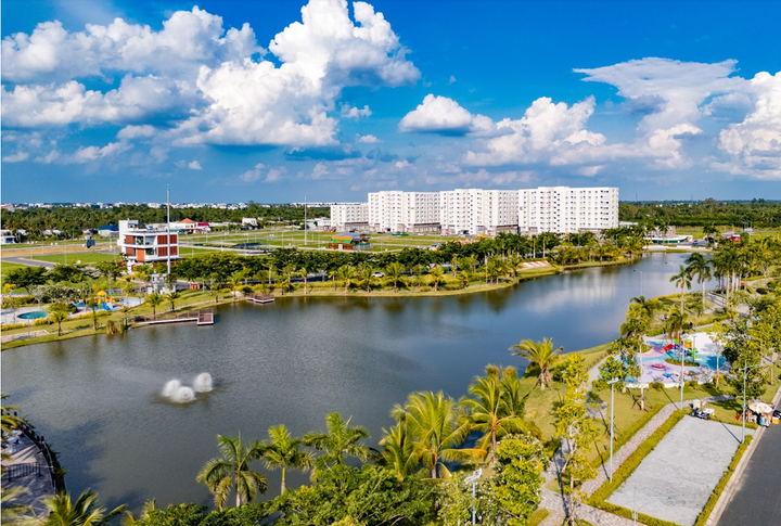 Trái tim của Nam Long II Central Lake là công viên hồ trung tâm cùng hệ thống hơn 30 tiện ích đồng bộ, kiến tạo môi trường sống xanh, hiện đại và bền vững cho cư dân.