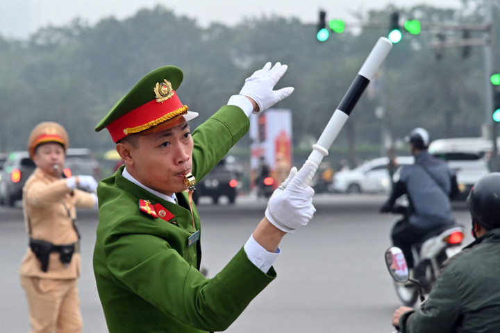 Tại các trục đường lớn, các lượng lượng phối hợp hiệu quả, không để ùn tắc kéo dài ảnh hưởng đến đời sống Nhân dân.