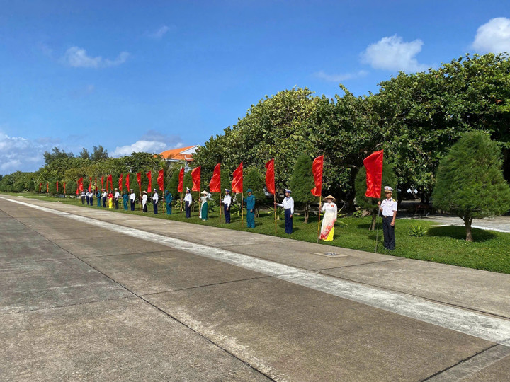 Quân và dân ở Trường Sa ở đảo Trường Sa treo phướn chào mừng Đại hội XIV của Đảng. (Ảnh: TTXVN)