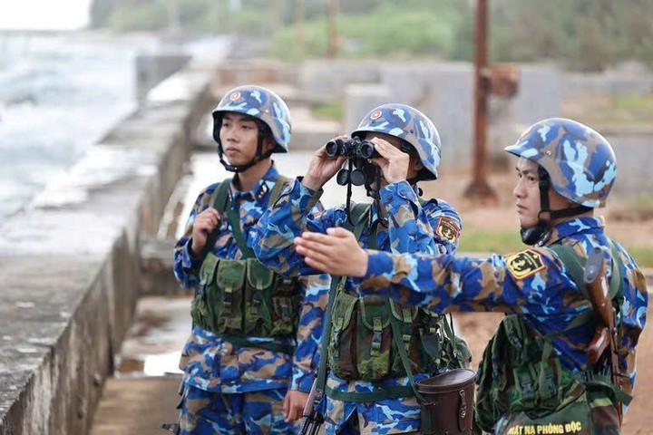 Cán bộ, chiến sĩ Lữ đoàn 146, Vùng 4 Hải quân trực sẵn sàng chiến đấu ở các đảo của đặc khu Trường Sa. (Ảnh: TTXVN)