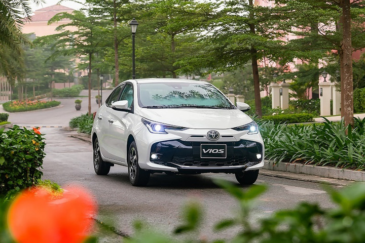 Toyota Vios 2025 vẫn duy trì sức hút nhờ thiết kế hiện đại cùng uy tín về sự bền bỉ, tính kinh tế sau nhiều năm có mặt tại thị trường Việt Nam.