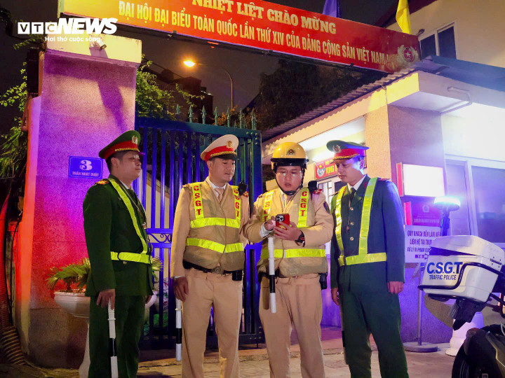Thực hiện kế hoạch của Công an TP Hà Nội về công tác bảo đảm an ninh, trật tự phục vụ Đại hội lần thứ XIV của Đảng, công an các đơn vị bố trí lực lượng, triển khai đồng bộ các biện pháp nghiệp vụ, tập trung giữ vững ổn định an ninh chính trị, trật tự an toàn xã hội, bảo đảm tuyệt đối an toàn cho các hoạt động của Đại hội.