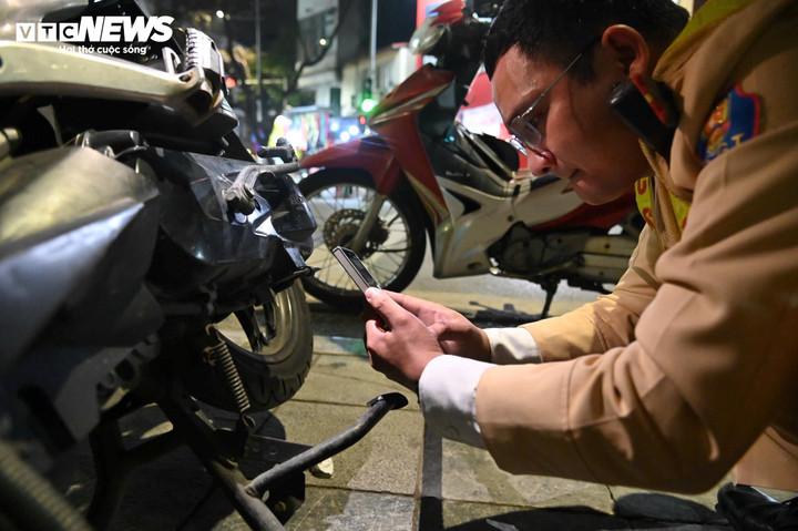 Trung tá Dương Thanh Tuấn, cán bộ Đội CSGT đường bộ số 3 cho biết, thực hiện kế hoạch của Công an thành phố, đơn vị đã bố trí các tổ tuần tra, kiểm soát khép kín địa bàn, với mục tiêu giữ gìn trật tự, an toàn giao thông, chủ động phòng ngừa, đấu tranh với các loại tội phạm trên các tuyến giao thông, quyết tâm bảo đảm an ninh, trật tự trong thời gian diễn ra Đại hội.