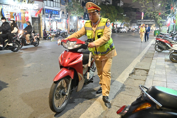 Ghi nhận tại điểm kiểm soát nồng độ cồn trên phố Hàng Khoai, chỉ trong hơn một giờ đồng hồ, lực lượng chức năng đã phát hiện, xử lý 4 trường hợp vi phạm.