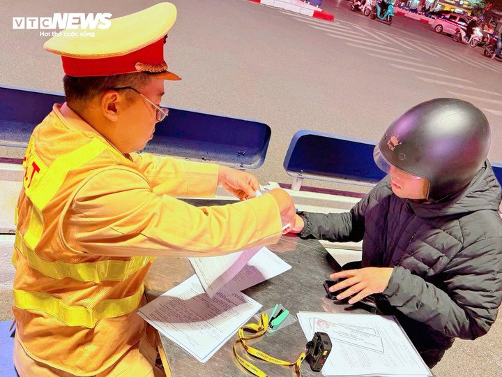 Đại uý Lưu Hoàng Quân, cán bộ Đội CCSGT đường bộ số 1 cho biết, việc kiểm soát chặt chẽ nồng độ cồn không chỉ nhằm phòng ngừa tai nạn giao thông do người điều khiển phương tiện sử dụng rượu, bia, mà còn là biện pháp quan trọng trong công tác bảo đảm an ninh, trật tự. Việc sử dụng rượu, bia khi tham gia giao thông dễ dẫn đến mất kiểm soát, từ những va chạm nhỏ có thể phát sinh các hành vi gây rối trật tự công cộng hoặc các vụ việc vi phạm pháp luật khác.