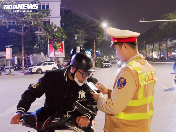 Bên cạnh công tác bảo đảm trật tự đô thị, lực lượng chức năng còn tổ chức kiểm soát nồng độ cồn đối với người điều khiển phương tiện tham gia giao thông.