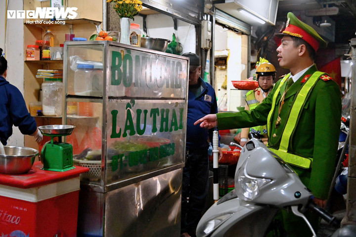 Tối 19/1, Đội CSGT đường bộ số 1, Phòng CSGT Công an TP Hà Nội phối hợp với Công an phường Hoàn Kiếm tổ chức tuần tra, kiểm soát trên địa bàn, tập trung tại các tuyến phố trọng điểm, khu vực trung tâm nhằm bảo đảm trật tự, an toàn giao thông, trật tự đô thị và giữ gìn an ninh, trật tự trong thời gian diễn ra Đại hội.