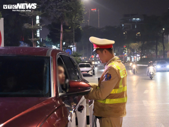 Đến 22h30 cùng ngày, tại nút giao Xã Đàn - La Thành, phường Văn Miếu - Quốc Tử Giám, tổ công tác Đội CSGT đường bộ số 3 tiếp tục duy trì hoạt động kiểm soát nồng độ cồn đối với người điều khiển phương tiện tham gia giao thông. Tổ công tác phát hiện và xử lý 7 trường hợp vi phạm, trong đó tài xế vi phạm nồng độ cồn vượt mức kịch khung.