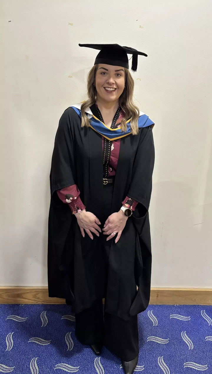 Cô cũng vừa hoàn thành chương trình thạc sỹ.